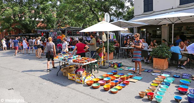 I Sineu �ppnar marknaden upp i centrum och runt stora torget vid kyrkan och fylls med f�rs�ljare och marknadsst�nd som s�ljer frukt, gr�nsaker, lokala r�varor, keramik, textilier och l�dervaror mm